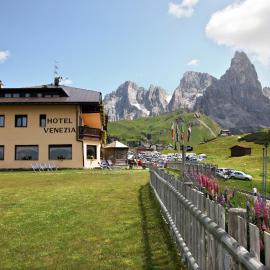 Albergo Venezia，位于帕索罗莱的酒店