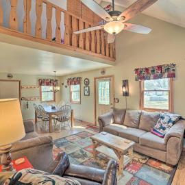 Family Cottage 3 Mi to Higgins Lake State Pk!，位于Roscommon的酒店