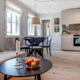 Nyrenoverat gårdshus på havstomt med hög standard，位于恩舍尔兹维克的酒店