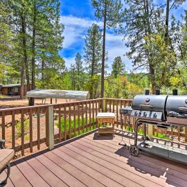 Near Hiking Trails: Woodsy Pine Cabin w/ Fire Pit，位于Pine的酒店