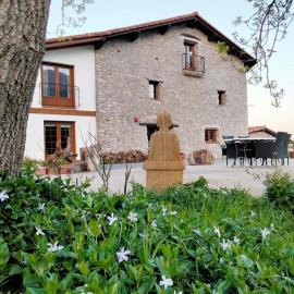 Agroturismo Erlete Goikoa -ESTAMOS EN EL CAMINO DE SANTIAGO -WE ARE ON THE CAMINO DE SANTIAGO- SENDERISMO-RUTAS Y BICICLETA，位于德巴的酒店