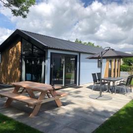 Luxe en gezellig chalet aan Veluwemeer 4 pers，位于许尔斯霍斯特的酒店