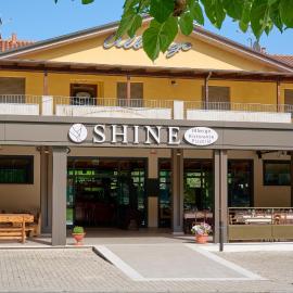 Albergo Shine，位于阿夸拉尼亚的酒店