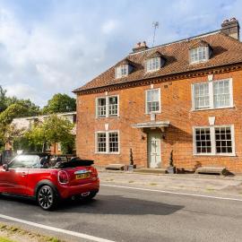 The Bell Inn Hotel，位于林德赫斯特的酒店