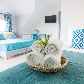 Joya Ofrynio Stylish Suites，位于奥弗里安的酒店