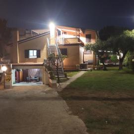 VILLA GIULIANA stanze con bagno interno in Villa a 350 mt spiaggia libera Lido delle Sirene，位于安齐奥的酒店