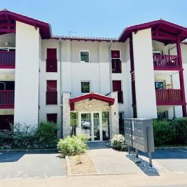 T2 Confort, 4 pers, Terrasse, Parking privé à Hasparren - FR-1-495-84，位于阿斯帕朗的酒店