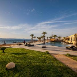 Luxotel Aqaba Beach Resort & Spa Only 15 years plus，位于亚喀巴的酒店