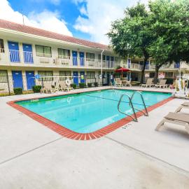 Motel 6-Huntsville, TX,位于亨茨维尔的酒店