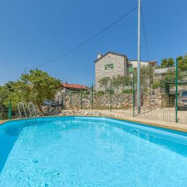 Villa Ana with jacuzzi & swimming pool，位于茨雷斯的酒店