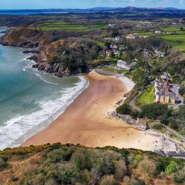 Caswell Beach Chalet 70 located in Gower Peninsula，位于斯旺西的酒店