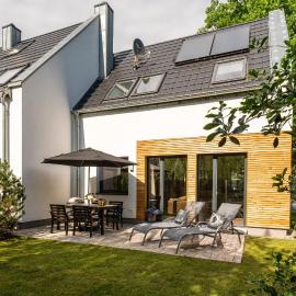 5 Sterne Wellness-Ferienhaus "Kornrade" mit Sauna, Kamin & Terrasse - ruhig am Ostseewald in Zingst，位于青斯特的酒店