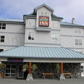 Quarterdeck Inn Port Hardy，位于哈迪港的酒店