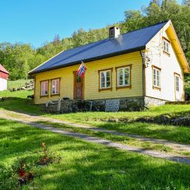 2 Bedroom Nice Home In Farsund，位于法尔松的酒店
