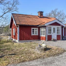 Cozy Home In Söderköping With Kitchen，位于南雪平的酒店