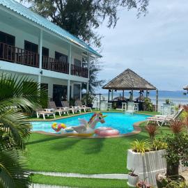 Tiki Beach Koh Phangan Beach Restaurant Bar and Coworking，位于班泰的酒店