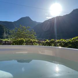 Romantic private superior Swiss Chalet with Hottub，位于龙疆的酒店