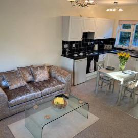 Self contained, spacious annex with private drive.，位于Kent的酒店