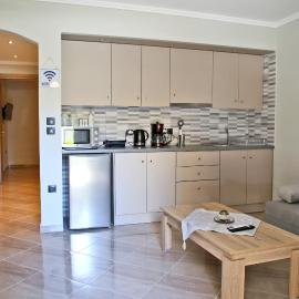 Johns Cozy apartments -10 min from Athens Airport Self Check-In!，位于斯巴达的酒店