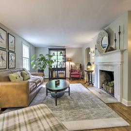 Historic Essex Home w/ Large Yard Near Downtown!，位于Essex的酒店