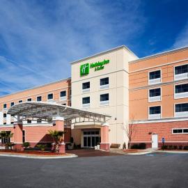 Holiday Inn Hotel & Suites Beaufort at Highway 21 by IHG，位于博福特的酒店