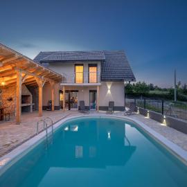 Villa Nesa - beautiful guest house at continental Croatia with Outdoor swimming pool, Sauna and 3 Bedrooms，位于Plaški的酒店
