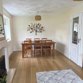 Isle of Anglesey Spacious Home，位于兰韦尔普尔古因吉尔的酒店