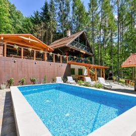 Cozy Home In Klenovnik With Sauna，位于Klenovnik的酒店