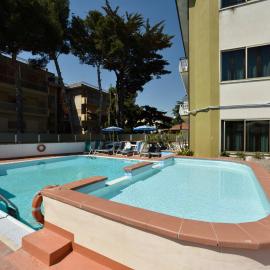 Hotel Diano Marina Mhotelsgroup，位于迪亚诺马里纳的酒店