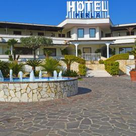 Perla Hotel e Garden - Free Parking and Pool - Open area with Beautiful view of the Landscape,位于卡帕乔-帕埃斯图姆的酒店