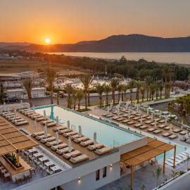 Georgioupolis Suites & Aqua Park，位于耶奥伊乌波利斯的酒店