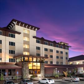 Seven Feathers Casino Resort，位于坎宁维尔的酒店