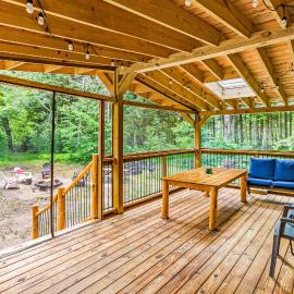 Schroon River Bend Getaway，位于斯克伦湖的酒店
