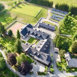 Wellness Hotel Holzberg - krytý relaxační bazén, dětský bazén, whirlpool, sauna, restaurace, bowling, venkovní hřiště, herna, pingpong, billiard
