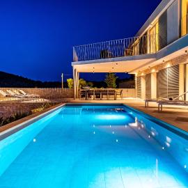 Villa Mezano -heated pool & e-bikes，位于兹曼的酒店