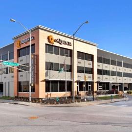 La Quinta Inn & Suites by Wyndham Indianapolis Downtown,位于印第安纳波利斯的酒店