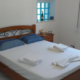 white and blue,finikas syros，位于Víssa的酒店