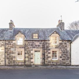Charming Cardoon Cottage in beautiful village，位于科姆里的酒店