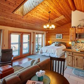 Cozy Schroeder Studio w/ Deck on Lake Superior，位于Schroeder的酒店