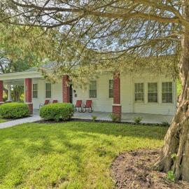 Hampton Sanctuary w/ Fire Pit & Fenced Yard!，位于汉普顿的酒店