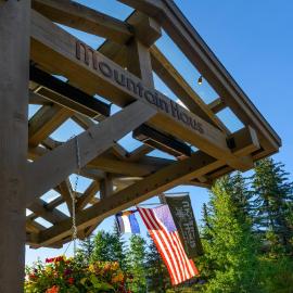Vail's Mountain Haus at the Covered Bridge，位于范尔的酒店