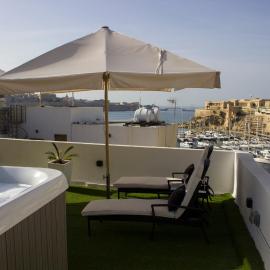 BEBIRGU PALAZZINO LUXURY 2 jacuzzi to share，位于维洛里奥萨的酒店