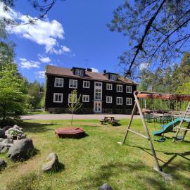 Villa Karllösa - Bed and Breakfast，位于马里拉的酒店