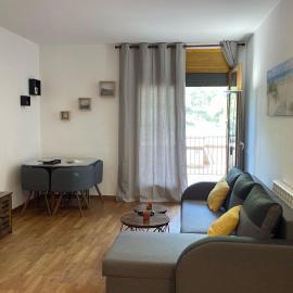 Precioso cálido apartamento en Sort con terraza，位于索特的酒店