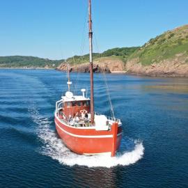 Varra Water - Unique Boat Accomodation - Bornholm，位于内克瑟的酒店