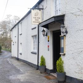 Fox And Hounds Llancarfan，位于巴里的酒店