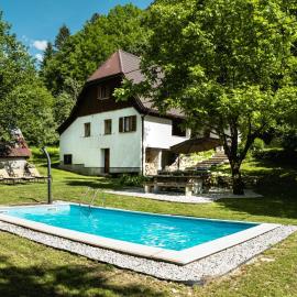Gorska Vila mountain villa，位于索卡的酒店