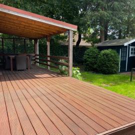 Ruim privacyvol chalet met overdekt terras，位于埃尔默洛的酒店