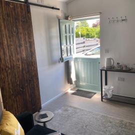 Self-contained, Framlingham Snug, Private Parking, no cooking facilities，位于法拉姆灵厄姆的酒店