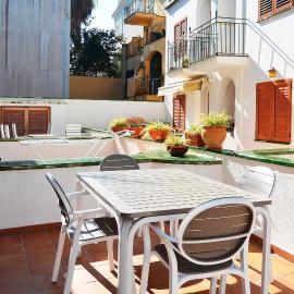 Acogedor apartamento en el corazón de Calella, a solo 2 minutos de la playa，位于卡莱利亚德帕拉弗鲁赫尔的酒店